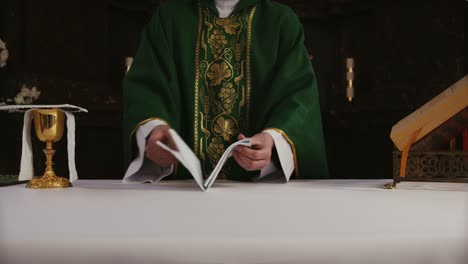 Priester-In-Einem-Grünen-Gewand-Bereitet-Den-Altar-In-Einer-Katholischen-Kirche-Vor-Und-Richtet-Ihn-Ein