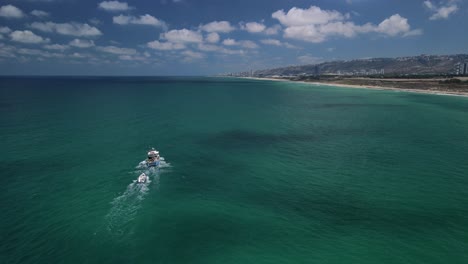 Fischerboote,-Die-In-Der-Bucht-Von-Haifa-Rund-Um-Hof-Hacarmel-In-Einem-Brillanten-Türkisfarbenen-Ozean-Mit-Einem-Atemberaubenden-Himmel-Vorrücken
