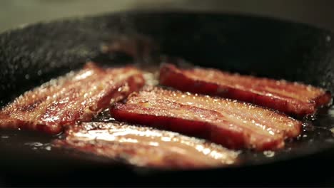 Baking-bacon-with-oil-in-the-pan,-high-temperature-makes-oil-bubbles