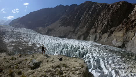 Amplia-Toma-De-Drones-Sobre-El-Glaciar-En-Los-Prados-De-Hadas-De-Pakistán,-Amplia-Toma-Aérea-Cinematográfica