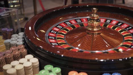 Rotierendes-Roulette-Mit-Ball-Und-Chips-Auf-Dem-Spieltisch-Im-Casino,-Nahaufnahme