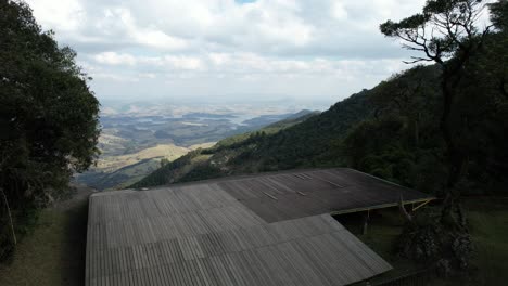 Freie-Flugrampe-In-Extrema---Minas-Gerais---Brasilien,-Die-Erstaunliche-Natur-Mit-Hügeln-Und-Bäumen-Offenbart-1