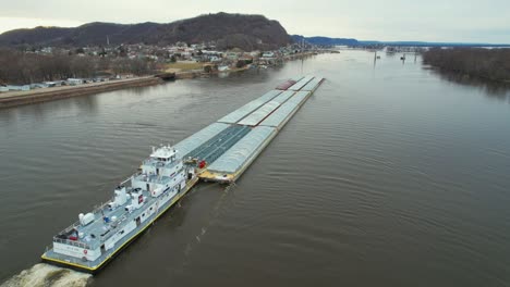 Ein-Schleppboot,-Das-Lastkähne-Auf-Dem-Mississippi-Nach-Norden-Schiebt,-Nähert-Sich-Der-Black-Hawk-Bridge-In-Lansing,-Iowa-2