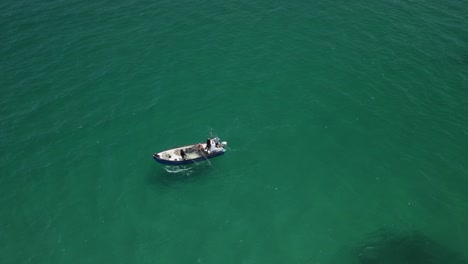Pescadores-Tirando-De-Las-Redes-Que-Se-Han-Echado-En-La-Bahía-De-Haifa-Para-Pescar