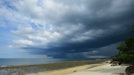 Dramatische-Seelandschaft-Im-Zeitraffer-Von-Monsunwolken-Und-Regen-über-Dem-Meer-Am-Strand-Von-Dar-Es-Sallam-In-Tansania