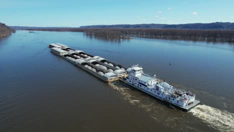 A-towboat-pushes-barges-north-on-the-Mississippi-River-5
