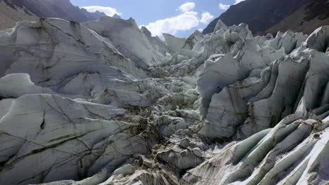 Luftaufnahme-Des-Gletschers-In-Fairy-Meadows-Pakistan,-Filmische,-Langsam-Ansteigende-Drohnenaufnahme