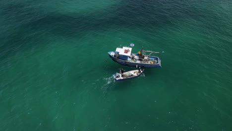 Kleineres-Boot-Schließt-Sich-Einem-Größeren-Boot-Auf-Einem-Angelausflug-In-Der-Haifa-Bucht-Von-Hof-Carmel-An,-Drohnenaufnahme