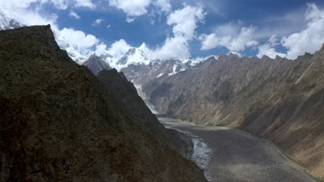 Amplia-Toma-Aérea-De-Passu-Cones-Pakistan-Con-El-Camino-Del-Glaciar,-Amplia-Toma-Cinematográfica-De-Drones