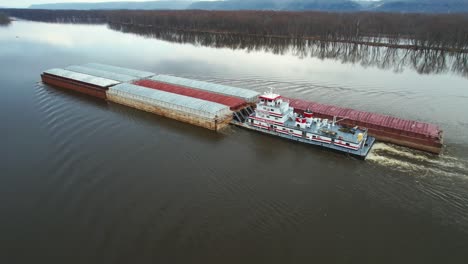 A-towboat-pushes-barges-north-on-the-Mississippi-River-3