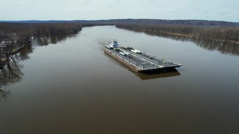 Un-Remolcador-Empuja-Barcazas-De-Combustible-Hacia-El-Norte-En-El-Río-Mississippi