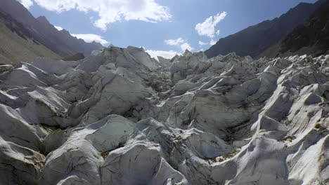 Drohnenaufnahme-Des-Gletschers-Bei-Fairy-Meadows-Pakistan,-Filmische-Langsam-Steigende-Luftaufnahme