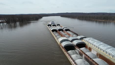 Ein-Schleppboot-Schiebt-Lastkähne-Auf-Dem-Mississippi-Nach-Norden-1