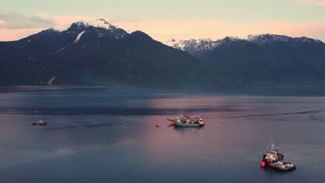 Patagonia-Chilena,-Montañas-Nevadas-Adornan-El-Lago-Y-Barcos-De-Pesca
