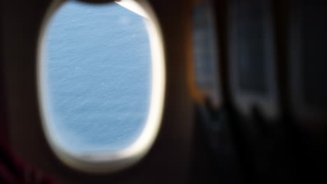Pov-Aus-Einem-Flugzeugfenster-Auf-Dem-Ozean-Während-Des-Fluges