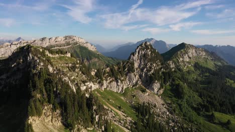 Atemberaubende-Luftaufnahme-Eines-Bergrückens-In-Den-Alpen