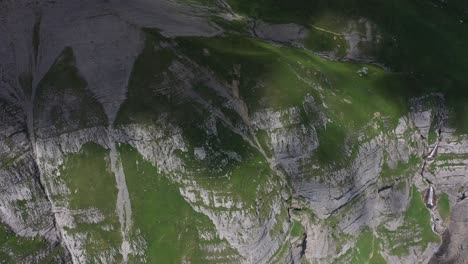 Luftaufnahme-Einer-Klippe-Mit-Wasserfällen-In-Den-Alpen