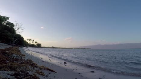 Playa-Caribeña-Al-Mediodía-En-La-República-Dominicana-Con-El-Agua-Acercándose-Al-Tiro,-Tiro-Estático