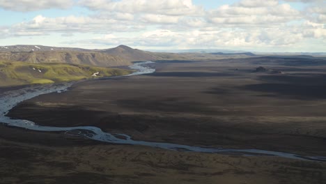 Toma-Panorámica-Aérea-Del-Desierto-De-Lava-Y-Arena-Maelifellssandur-En-Islandia-Durante-El-Día-Nublado,-Islandia