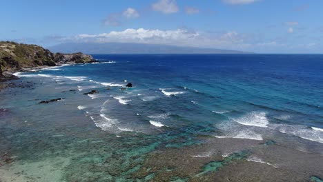 Eine-Filmische-Aufnahme-Eines-Ozeans-Mit-Einer-Großen,-Brechenden-Welle,-Die-Sich-Gefährlich-über-Einem-Korallenriff-Auf-Der-Tropischen-Insel-Bricht