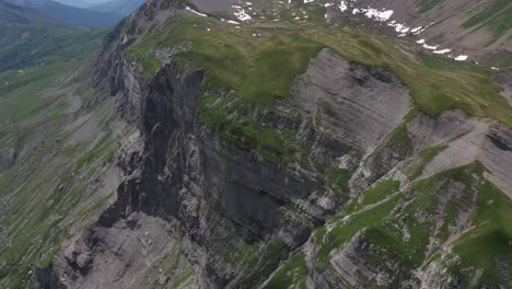 Impressive-rock-cliffs-in-the-Aravis-range,-French-Alps