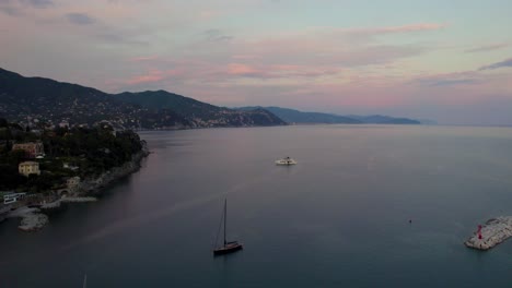 Barcos-En-La-Hermosa-Costa-De-Portofino-Durante-La-Bonita-Puesta-De-Sol-De-Italia,-Antena