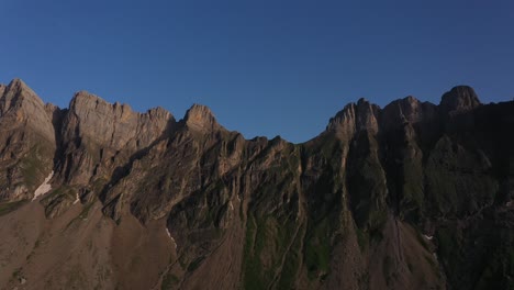 Schöne-Bergkette-Mit-Sonnenaufgangsfarben-In-Den-Alpen