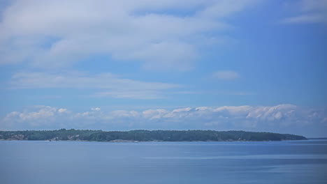 Zeitrafferaufnahme-Der-Bootsaktivität-Entlang-Der-Schwedischen-Küste---Wunderschöner-Blauer-Himmel-Mit-Flauschigen-Weißen-Wolken