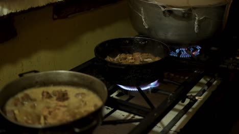 Cocinar-Carne-En-Una-Cocina-Rural-Caribeña-En-La-República-Dominicana