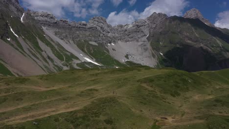Meseta-Cubierta-De-Hierba-Y-Verde-Entre-Montañas-Escarpadas-En-Los-Alpes-Franceses