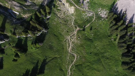 Vista-Aérea-De-Una-Ruta-De-Senderismo-En-Los-Alpes