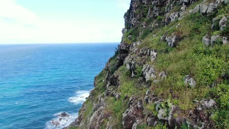 Magnificent-coastal-views-from-the-steep-volcanic-sea-cliffs-of-Makapu'u-Lighthouse