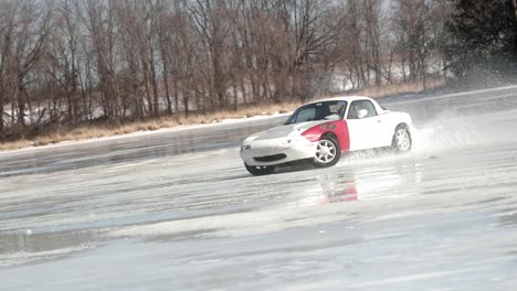 Aufnahme-Eines-Weißen-Roten-Autos,-Das-Auf-Einer-Verschneiten-Winterstrecke-Driftet