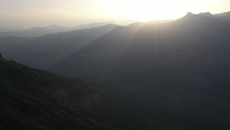 Verträumte-Sonnenstrahlen-An-Einem-Morgen-In-Den-Französischen-Alpen