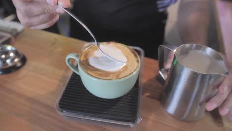 Kellner-Macht-Einen-Mit-Milch-Dekorierten-Cappuccino