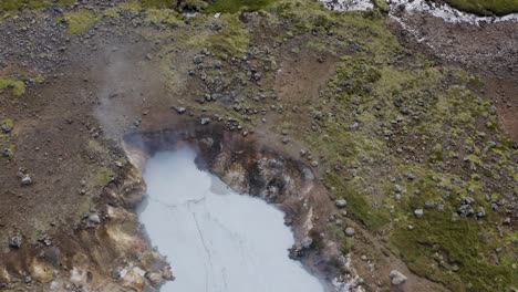 Toma-Aérea-Ascendente-De-Arriba-Hacia-Abajo-De-Una-Piscina-De-Lodo-Geotérmico-Hirviendo-En-Islandia