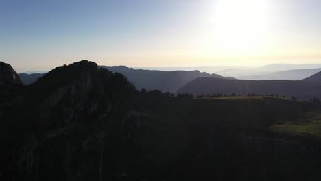 Schöne-Wiese-Bei-Sonnenuntergang-In-Den-Französischen-Alpen