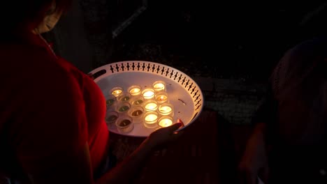 Anzünden-Verschiedener-Kerzen-Bei-Einer-Dia-De-Los-Muertos-Feier-In-Der-Dominikanischen-Republik