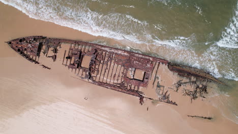 Top-down-of-the-maheno-shipwreck-in-Fraser-Island,-Australia