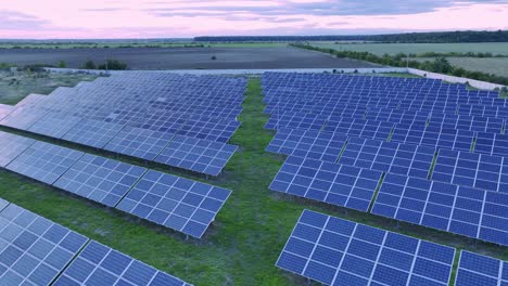 Paneles-Solares-En-Un-ángulo-óptimo-En-La-Granja-Solar---Producción-De-Energía-Verde