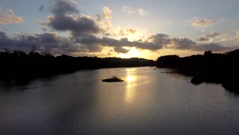 Eine-Dolly-Aufnahme,-Die-Mit-Einer-Drohne-In-Einem-Sonnenuntergang-über-Einem-See-In-Der-Dominikanischen-Republik-Aufgenommen-Wurde