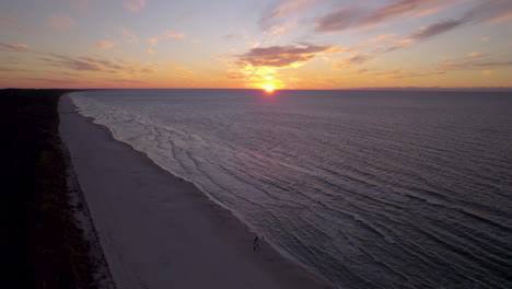 Luftaufnahme-Des-Goldenen-Sonnenuntergangs,-Die-Krynica-Morska-An-Der-Ostsee-In-Polen-Umkreist