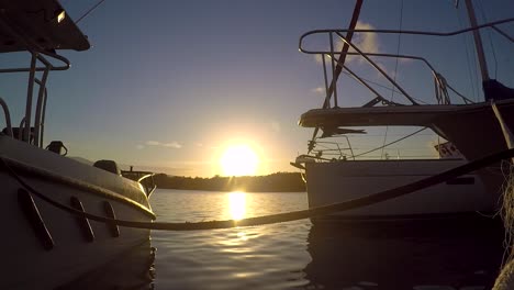 Sonnenuntergang-In-Einer-Bucht-In-Der-Nähe-Von-Zwei-Booten-In-Einem-Hafen-In-Der-Dominikanischen-Republik