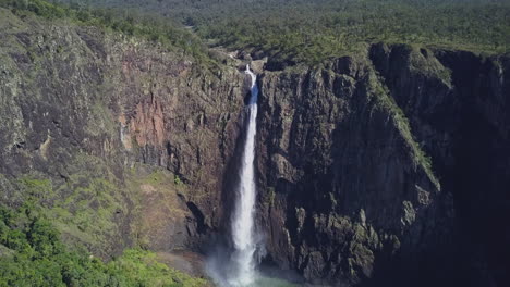 Revealing-shot-of-Walkman-falls,-Australia,-August,-Good-Weather