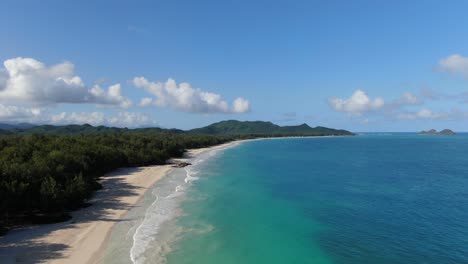 Atemberaubende-Luftaufnahmen-Des-Waimanalo-Beach-Park,-Einem-Tropischen-Paradies-Auf-Der-Ostseite-Von-Oahu,-Hawaii