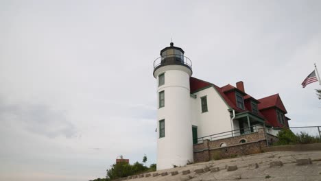 Point-Betsie-Lighthouse-in-Frankfort,-Michigan-with-video-panning-left-to-right