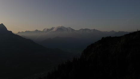 Atemberaubender-Blick-Auf-Den-Mont-blanc-Bei-Sonnenaufgang