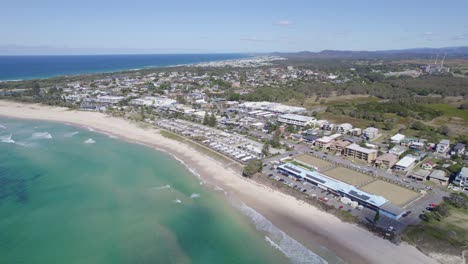 Aerial-View-of-Kingscliff-Beach-Bowls-Club-And-Coastal-Town-At-Daylight-In-Northern-Rivers,-NSW,-Australia