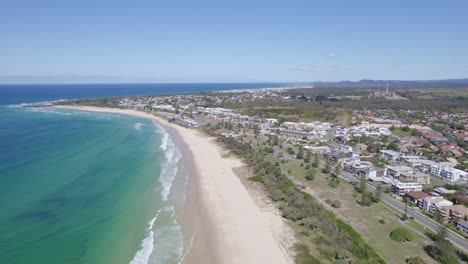 Coastal-Town-Of-Kingscliff-In-Northern-Rivers-Region-Of-New-South-Wales,-Australia---aerial-drone-shot
