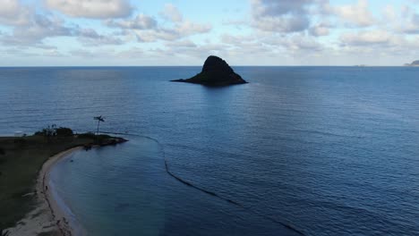 Drohne-Fliegt-Auf-Eine-Mini-Insel-In-Hawaii-Zu